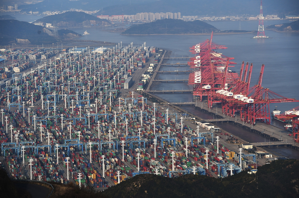 В Китае частично закрыли крупнейший порт из-за единичного случая заражения COVID-19