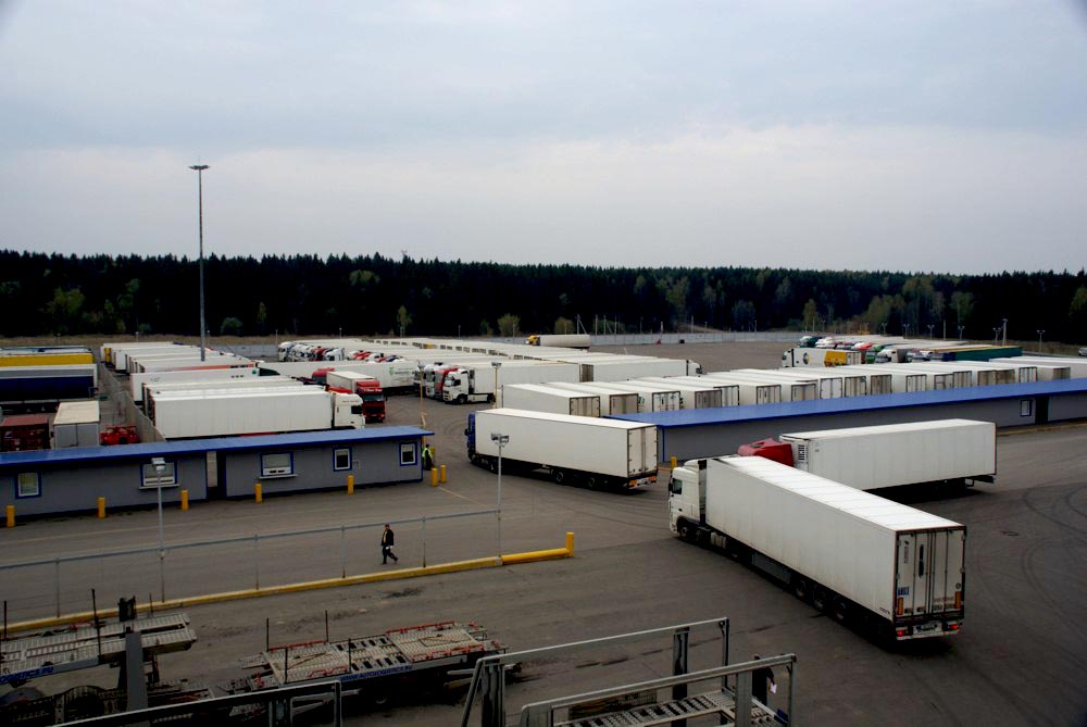 Сложность размещения авто грузов на авиа терминале.